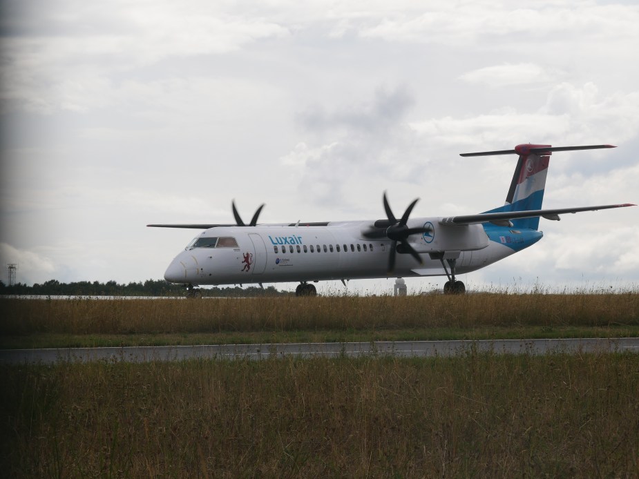 Am Notausgang in der Luxair Dash 8 und wie sich die Airline auf Kurzstrecke&nbsp;schlägt